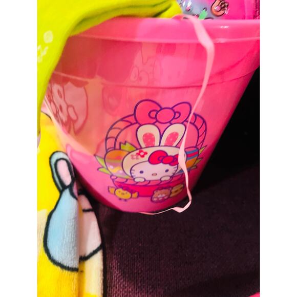 Hello kitty cute Easter Bundle with Kuromi dressed as baby chicks 50 x 70 throw - Picture 6 of 7